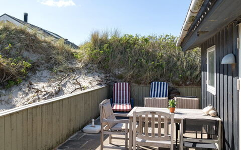 Abbie - 10M from the Sea: Holz, Zuhause, Tür, Gartenmöbel, Hütte, Veranda, Deck, Schatten, Balkon, Stuhl