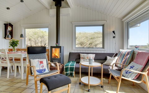 Abbie - 10M from the Sea: Holz, Möbel, Flooring, Fussboden, Zuhause, Wohnzimmer, Stuhl, Hartholz, Hütte, Holzboden