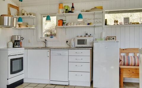 Abbie - 10M from the Sea: Küche, Küchengerät, Countertop, Major Appliance, Interior Design, Holz, Flooring, Möbel, Cabinetry, Spüle