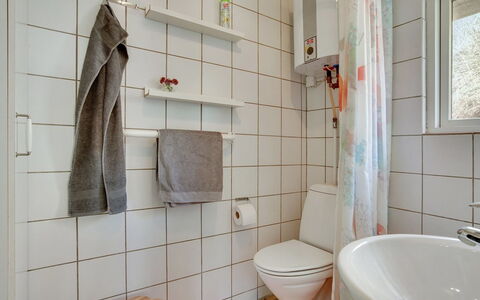 Abbie - 10M from the Sea: Wand, Badezimmer, Flooring, Armatur, Interior Design, Fussboden, Toilette, Toilleten Sitz, Installation, Fliese