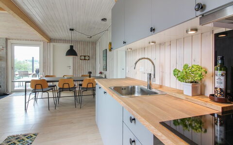 Marino - 480M from the Sea: Küche, Countertop, Holz, Flooring, Möbel, Interior Design, Küchengerät, Cabinetry, Küche & Esszimmer Tisch, Fussboden