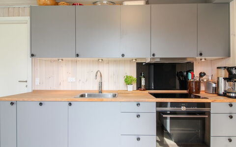 Marino - 480M from the Sea: Küche, Küchengerät, Countertop, Flooring, Cabinetry, Holz, Interior Design, Möbel, Spüle, Major Appliance