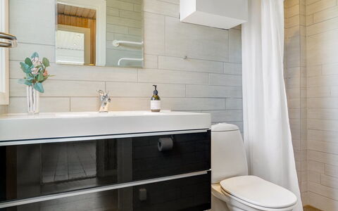Marino - 480M from the Sea: Badezimmer, Toilleten Sitz, Armatur, Flooring, Toilette, Interior Design, Badezimmerschrank, Fussboden, Sinken, Bad Sink