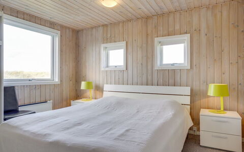 Marino - 480M from the Sea: Flooring, Holz, Interior Design, Fussboden, Decke, Schlafzimmer, Bett, Holzboden, Zimmer, Beleuchtung