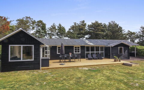Selgen - 600M from the Sea: Haus, Zuhause, Tür, Dach, Hütte, Estate, Garten, Schatten, Abstellgleis, Garten