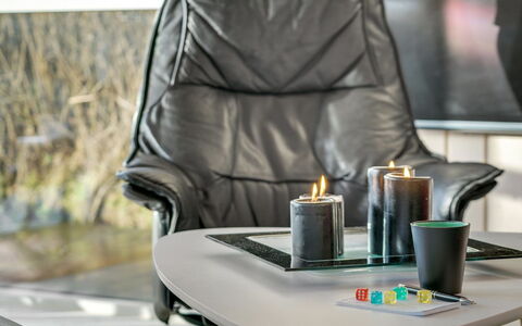 Tayara - 300M from the Sea: Holz, Flooring, Interior Design, Fussboden, Möbel, Holzboden, Zimmer, Decke, Holzbeize, Hartholz