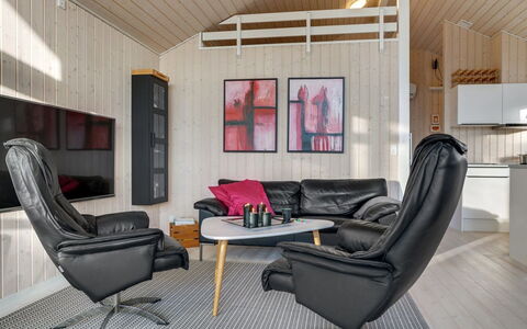 Tayara - 300M from the Sea: Holz, Flooring, Interior Design, Fussboden, Möbel, Holzboden, Zimmer, Decke, Holzbeize, Hartholz