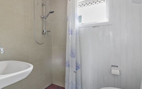 Arben - 900M from the Sea: Holz, Flooring, Interior Design, Fussboden, Möbel, Holzboden, Zimmer, Decke, Holzbeize, Hartholz