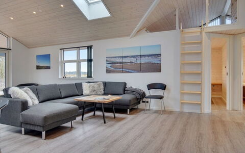 Amitola - 700M from the Sea: Holz, Flooring, Interior Design, Decke, Fussboden, Zuhause, Holzboden, Wohnzimmer, Couch, Wohnung