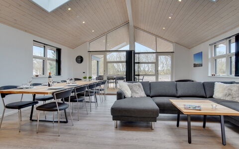 Amitola - 700M from the Sea: Holz, Decke, Wohnzimmer, Hartholz, Planke, Winter, Holzboden, Couch, Küche & Esszimmer Tisch