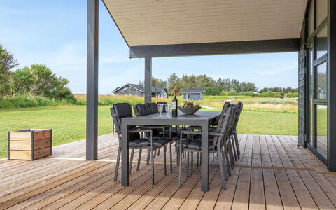Amitola - 700M from the Sea: Holz, Deck, Hartholz, Schatten, Verbundwerkstoff, Veranda, Planke, Holzbeize, Gartenmöbel, Outdoor Struktur