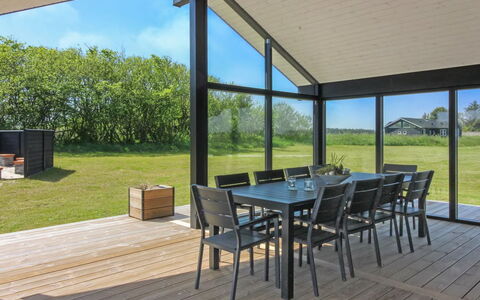 Amitola - 700M from the Sea: Holz, Veranda, Flooring, Decke, Fussboden, Möbel, Schatten, Deck, Stuhl, Hartholz