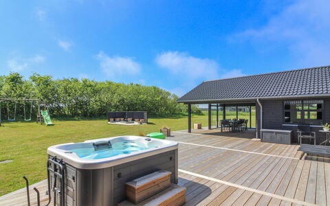 Amitola - 700M from the Sea: Deck, Hartholz, Schatten, Design, Eco Hotel, Resort, Gartenbauten, Schwimmbad, Planke