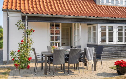 Pelagija - 900M from the Sea: Zuhause, Gartenmöbel, Tür, Hütte, Veranda, Blumentopf, Terrasse, Schatten, Tisch Im Freien, Zimmerpflanze