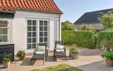 Pelagija - 900M from the Sea: Blumentopf, Zuhause, Tür, Gartenmöbel, Hütte, Garten, Zimmerpflanze, Garten, Stuhl, Terrasse