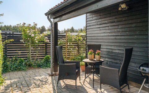 Pelagija - 900M from the Sea: Holz, Gartenmöbel, Möbel, Blumentopf, Tisch Im Freien, Garten, Veranda, Schatten, Stuhl