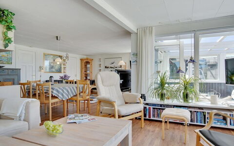 Ecaterina - 100M from the Sea: Möbel, Interior Design, Flooring, Fussboden, Couch, Holz, Decke, Wohnzimmer, Stuhl, Zimmer