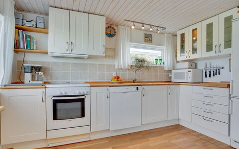 Ecaterina - 100M from the Sea: Küche, Küchengerät, Countertop, Flooring, Major Appliance, Holz, Cabinetry, Interior Design, Fussboden, Haushaltsgerät