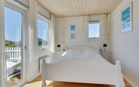 Ecaterina - 100M from the Sea: Schlafzimmer, Bett, Holz, Möbel, Fussboden, Interior Design, Bettdecke, Decke, Bedding, Flooring