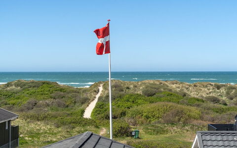 Ecaterina - 100M from the Sea: Himmel, Blau, Sommer, Landschaft, Flagge, Pole, Küste, Steigung, Schatten