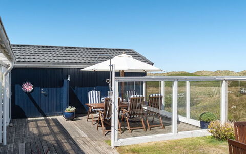 Ecaterina - 100M from the Sea: Holz, Zuhause, Dach, Tür, Haus, Veranda, Hütte, Grundstueck, Deck, Schatten