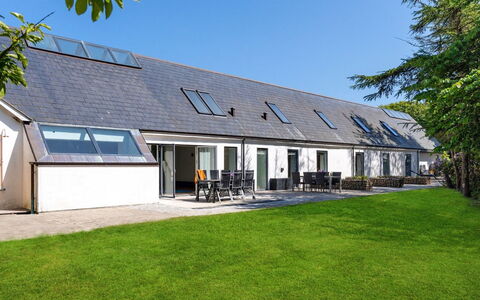 Thilo - 2.3Km from the Sea: Haus, Zuhause, Tür, Dach, Hütte, Estate, Garten, Schatten, Abstellgleis, Garten