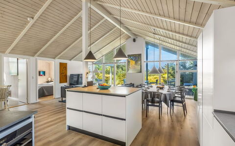 Elna - 400M from the Sea: Decke, Interior Design, Holz, Flooring, Möbel, Küche, Stuhl, Küche & Esszimmer Tisch, Fussboden, Holzboden