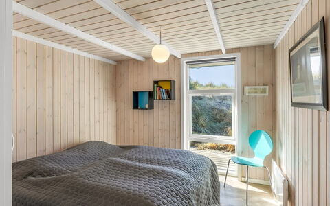 Elna - 400M from the Sea: Holz, Schlafzimmer, Interior Design, Flooring, Decke, Fussboden, Bett, Bettdecke, Bedding, Möbel