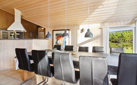Synnöve - 550M from the Sea: Holz, Flooring, Holzbeize, Cabinetry, Countertop, Küche, Armatur, Hartholz, Natürliches Material, Sinken