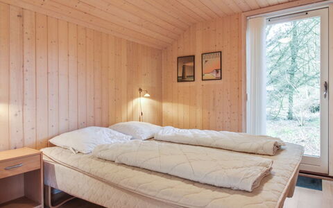 Synnöve - 550M from the Sea: Schlafzimmer, Holz, Bett, Interior Design, Decke, Bettdecke, Bedding, Zimmer, Fussboden, Bettrahmen