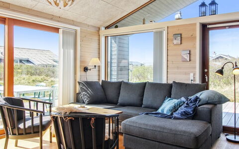 Tuire - 250M from the Sea: Möbel, Holz, Zuhause, Flooring, Fussboden, Interior Design, Stuhl, Tabelle, Wohnzimmer, Holzboden