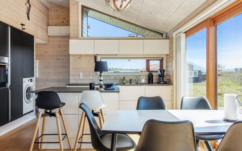Tuire - 250M from the Sea: Flooring, Holz, Interior Design, Decke, Fussboden, Möbel, Holzboden, Küche & Esszimmer Tisch, Light Fixture, Küche