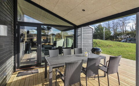 Vanamo - 300M from the Sea: Holz, Zuhause, Veranda, Deck, Hartholz, Dach, Holzbeize, Holzboden, Eco Hotel