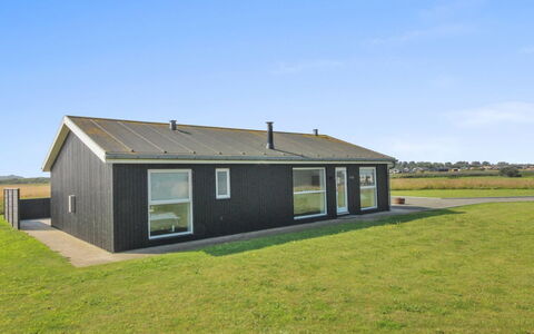 Siger - 1.6Km from the Sea: Holz, Zuhause, Veranda, Deck, Hartholz, Dach, Holzbeize, Holzboden, Eco Hotel
