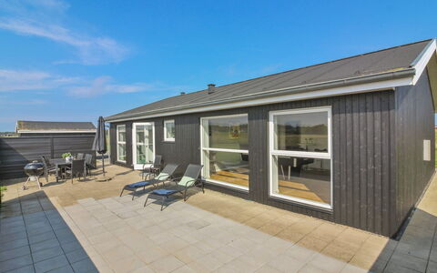 Siger - 1.6Km from the Sea: Holz, Zuhause, Veranda, Deck, Hartholz, Dach, Holzbeize, Holzboden, Eco Hotel