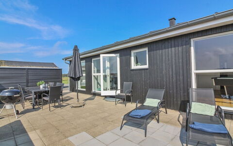 Siger - 1.6Km from the Sea: Holz, Zuhause, Veranda, Deck, Hartholz, Dach, Holzbeize, Holzboden, Eco Hotel