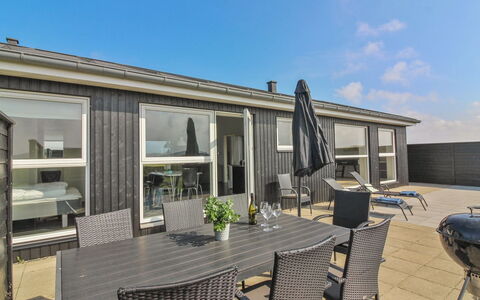 Siger - 1.6Km from the Sea: Holz, Zuhause, Veranda, Deck, Hartholz, Dach, Holzbeize, Holzboden, Eco Hotel