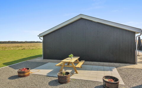 Siger - 1.6Km from the Sea: Holz, Zuhause, Veranda, Deck, Hartholz, Dach, Holzbeize, Holzboden, Eco Hotel