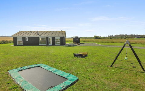 Siger - 1.6Km from the Sea: Holz, Zuhause, Veranda, Deck, Hartholz, Dach, Holzbeize, Holzboden, Eco Hotel