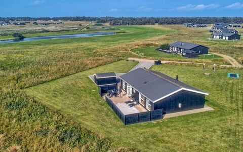 Siger - 1.6Km from the Sea: Holz, Zuhause, Veranda, Deck, Hartholz, Dach, Holzbeize, Holzboden, Eco Hotel
