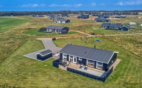 Siger - 1.6Km from the Sea: Holz, Zuhause, Veranda, Deck, Hartholz, Dach, Holzbeize, Holzboden, Eco Hotel