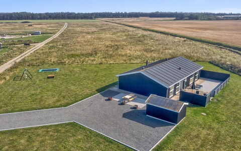 Siger - 1.6Km from the Sea: Holz, Zuhause, Veranda, Deck, Hartholz, Dach, Holzbeize, Holzboden, Eco Hotel