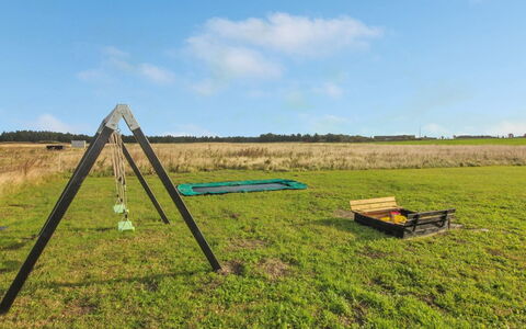 Siger - 1.6Km from the Sea: Holz, Zuhause, Veranda, Deck, Hartholz, Dach, Holzbeize, Holzboden, Eco Hotel