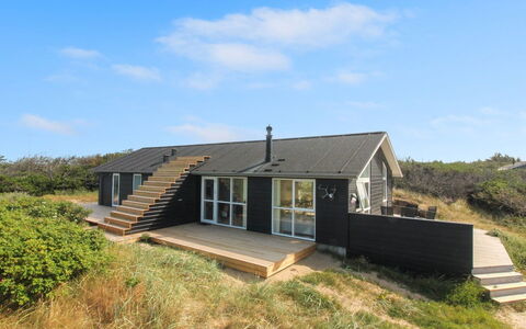 Marthine - 200M from the Sea: Haus, Zuhause, Tür, Dach, Hütte, Estate, Garten, Schatten, Abstellgleis, Garten