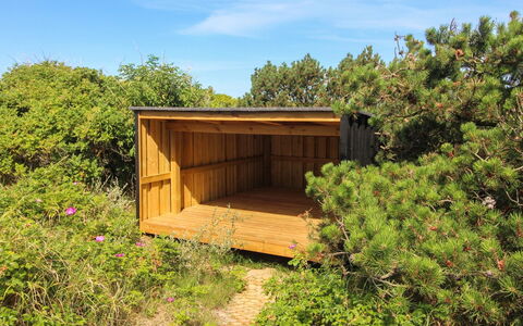 Marthine - 200M from the Sea: Haus, Zuhause, Tür, Dach, Hütte, Estate, Garten, Schatten, Abstellgleis, Garten