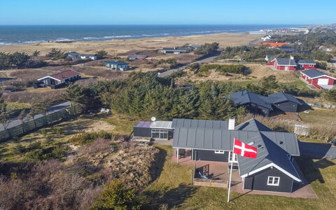 Tilda - 275M from the Sea: Dach, Zuhause, Tür, Hütte, Schatten, Abstellgleis, Garten, Estate, Hinterhof
