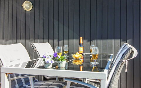 Tilda - 275M from the Sea: Dach, Zuhause, Tür, Hütte, Schatten, Abstellgleis, Garten, Estate, Hinterhof