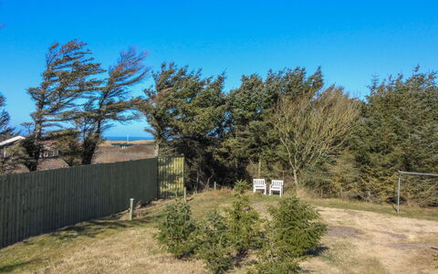 Tilda - 275M from the Sea: Dach, Zuhause, Tür, Hütte, Schatten, Abstellgleis, Garten, Estate, Hinterhof