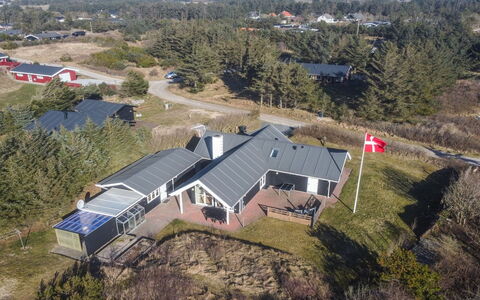 Tilda - 275M from the Sea: Dach, Zuhause, Tür, Hütte, Schatten, Abstellgleis, Garten, Estate, Hinterhof