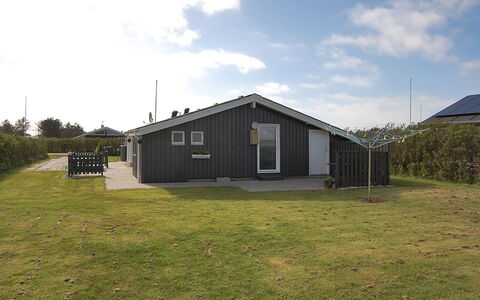 Engelbrecht - 400M from the Sea: Haus, Zuhause, Tür, Dach, Hütte, Estate, Garten, Schatten, Abstellgleis, Garten